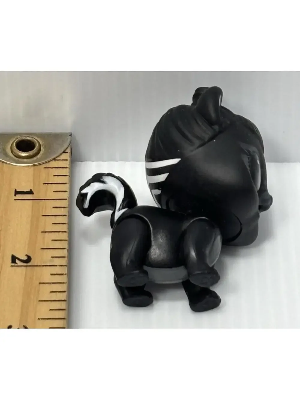L.O.L. Surprise! Pets Skunk Figure - Black & White Split Hair - 2